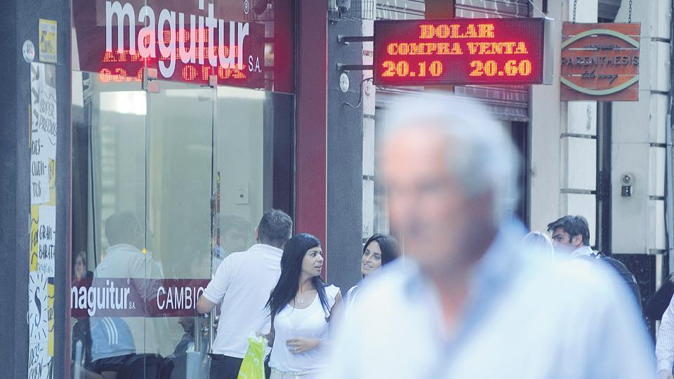 Cómo hacer para ponerle corralito al dólar