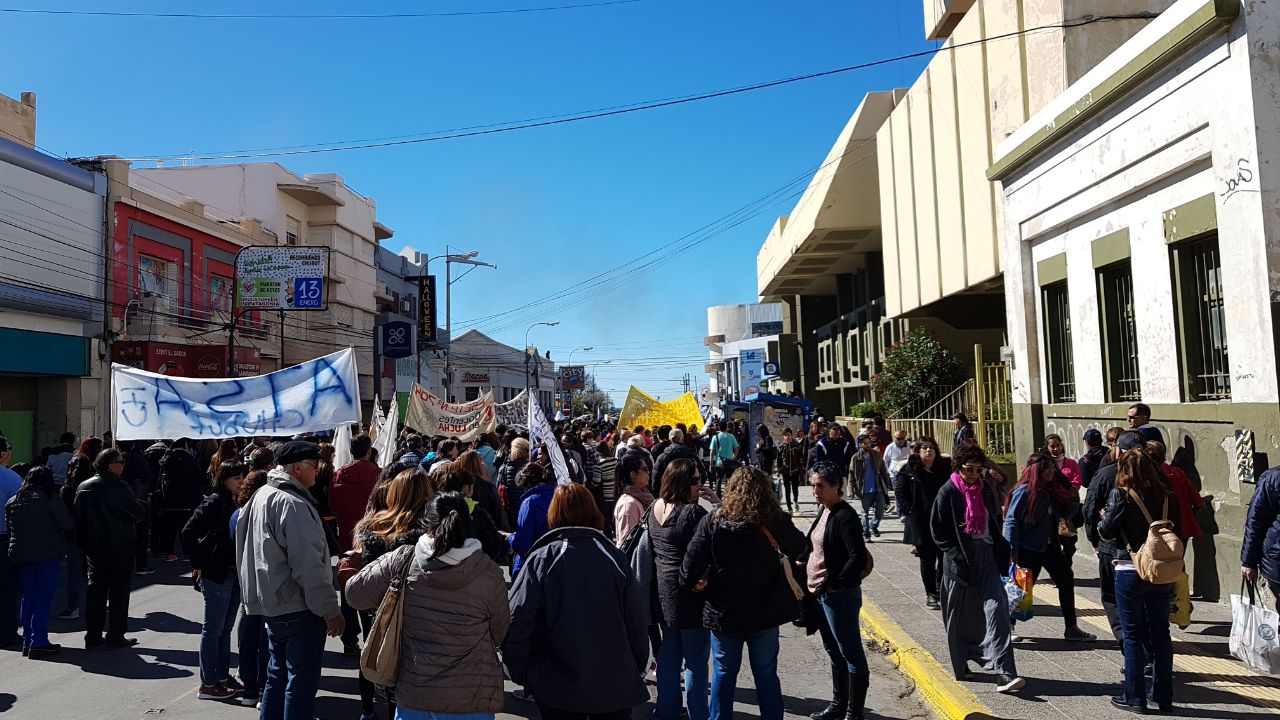 Los estatales reclamaron masivamente en el centro comodorense