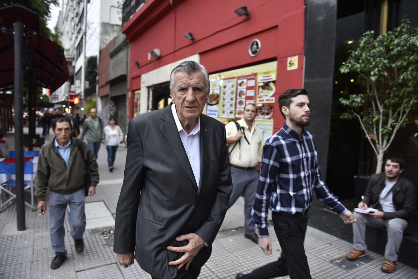 Gioja reúne al PJ con un documento crítico a Macri