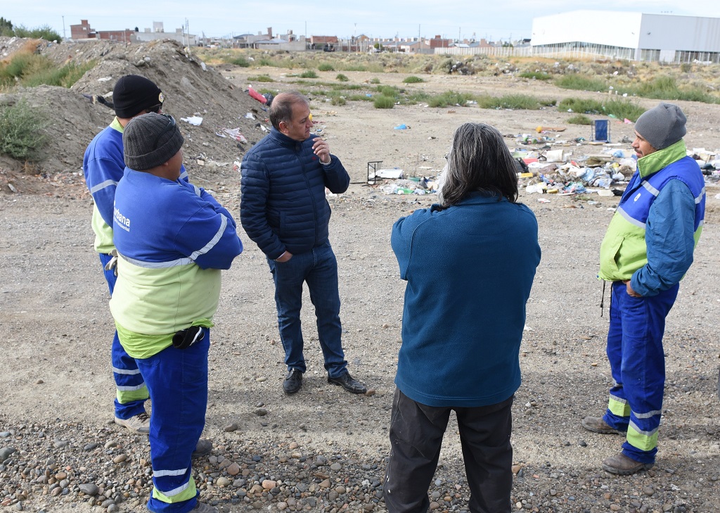 Desde el Municipio se desplegó un operativo de limpieza integral en Km. 8