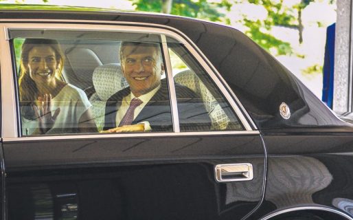 Al Congreso, en un auto blindado
