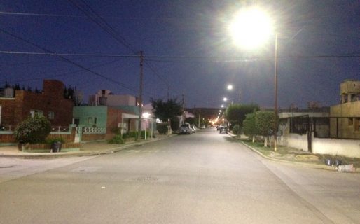 Instalaron luminarias LED en calles del barrio Roca