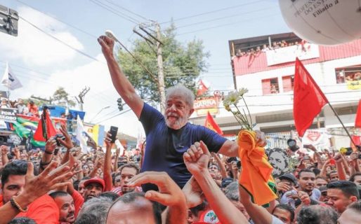 En medio de un caos, Lula se entrega a la Justicia