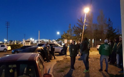 Camioneros se encuentran en la playa de tanques de YPF