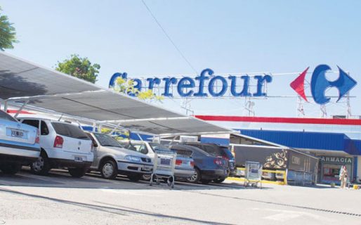Carrefour amenaza con cierres y despidos