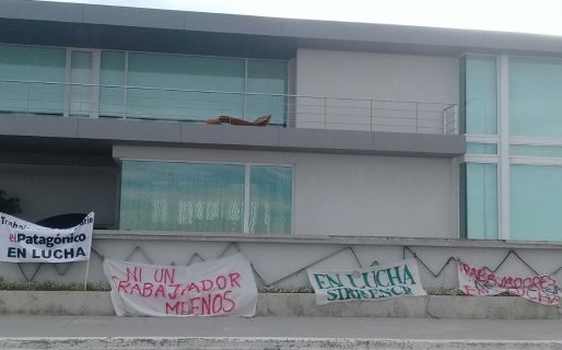 Trabajadores de El Patagónico realizaron un escrache en la casa de Cristóbal López