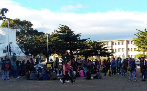 Estudiantes realizaron una «sentada» por el TEG