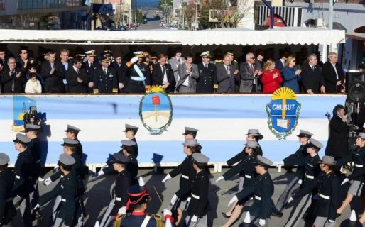 Comodoro conmemora el 25 de Mayo con un desfile cívico-militar y una velada patriótica