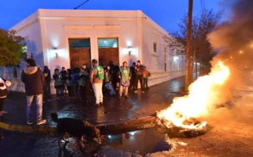 Casa de Gobierno amaneció con fogatas y puertas bloqueadas