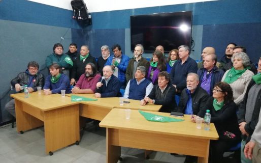 Las dos CTA y los gremios de camioneros, canillitas y docentes se unen para ir al paro el jueves
