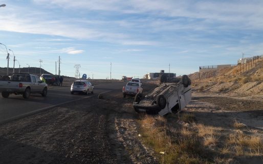 Choque y vuelco en la rotonda de km. 5