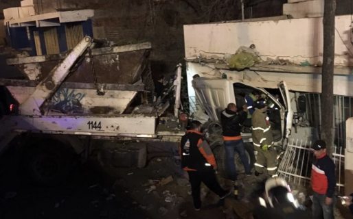 Un camión sin frenos se metió en una vivienda