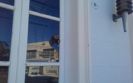 Manifestación docente dejó vidrios rotos en la Casa de Gobierno