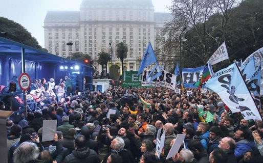 Multitudinaria movilización de repudio al decreto de militarización
