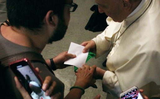 Aborto: «me parece sano hablar de esto», dijo el argentino que le entregó el pañuelo al Papa