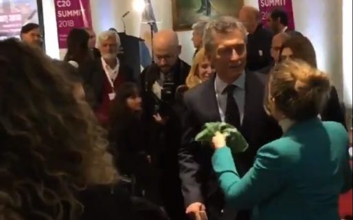 Aborto: Macri recibió un pañuelo verde en la cumbre del C20