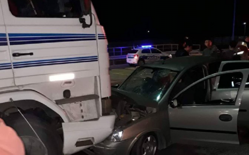 Iban con un nene baleado pero chocaron de frente con un camión