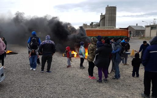 Ocupantes bloquean acceso a Petroquímica pidiendo dejar sin efecto un desalojo