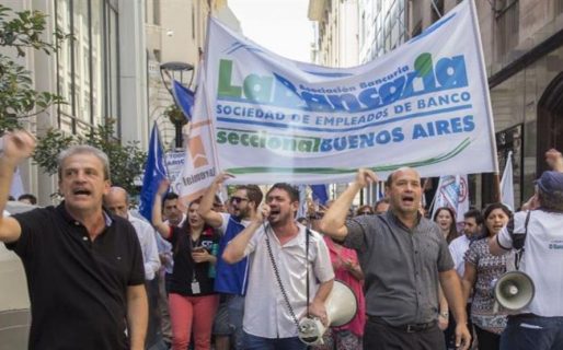 Bancarios activaron otra vez la cláusula gatillo y ampliaron la paritaria anual a 28%
