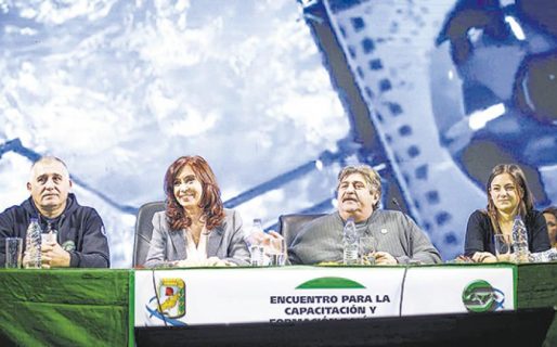 CFK y una reaparición rodeada de trabajadores