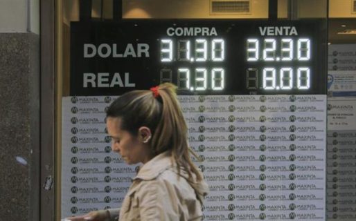 Sigue sin encontrar techo: El dólar se disparó a 32 pesos por primera vez