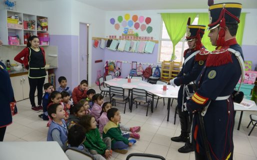 Los granaderos comenzaron su tradicional recorrido por escuelas y jardines de la ciudad