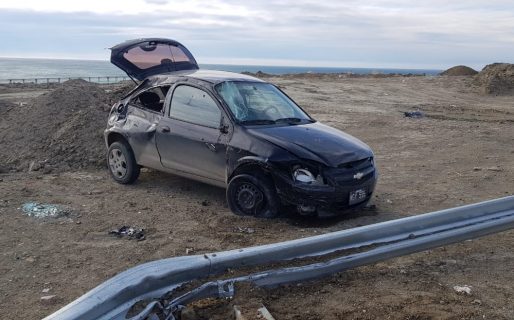 Un auto volcó frente a la EE.SS. ‘Eureka’