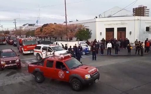 Los bomberos hicieron un «sirenazo» frente a Casa de Gobierno del Chubut