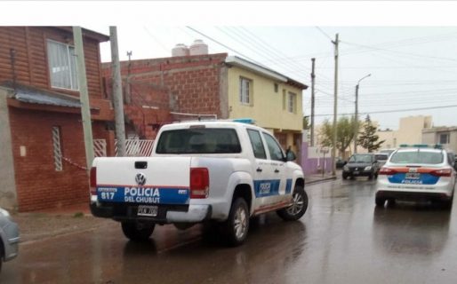 Asesinaron a un hombre de una puñalada en el pecho adentro de su casa