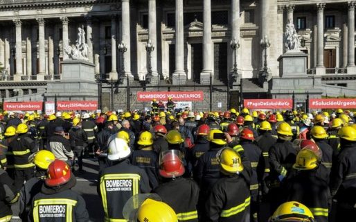 Los bomberos chubutenses se movilizan a Casa de Gobierno en Rawson
