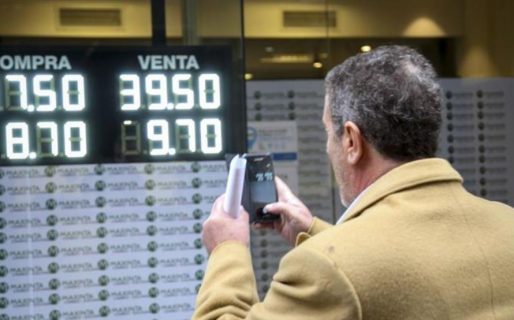 Los anuncios oficiales no calmaron al dólar, que trepó un 2,7%