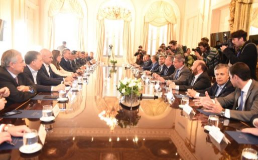 Arcioni reclamó ante Macri por la reparación histórica y los despidos en Senasa