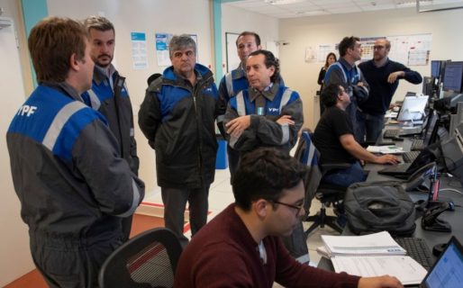 YPF anunció que recompra deuda por USD 492 millones y aceleró la caída de sus acciones