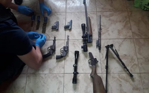 Descubren a la pareja de un preso con un arsenal en su casa