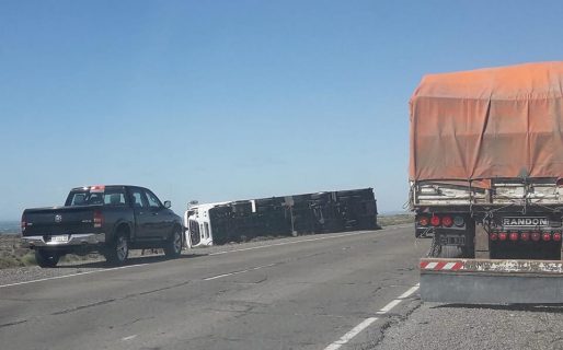 Ráfagas de 110 km/h: Volcó un camión en la ruta 3