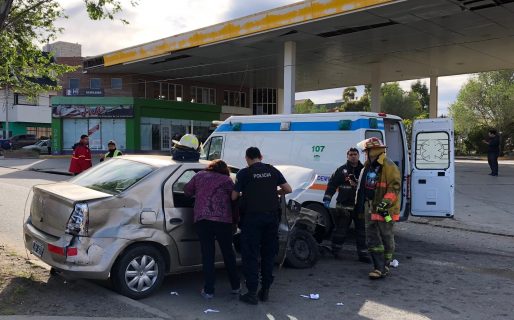 Grave choque entre dos vehículos en avenida Kennedy