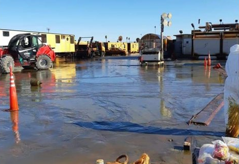 YPF intenta sanear un derrame de petróleo en Neuquén
