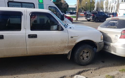 Un conductor se descompensó y chocó vehículos estacionados
