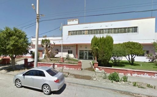 Un policía sacó a comer asado y a beber alcohol a dos presos
