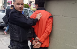 Detuvieron a un hombre armado y con drogas en la costanera local