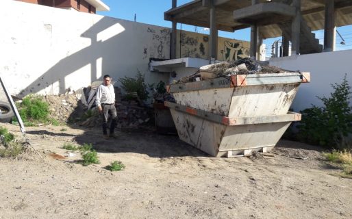 Multan a una empresa transportista por acumular residuos en la vía pública