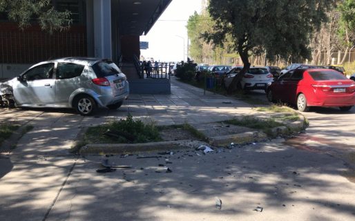 Circulaba en contramano, quiso escapar de un control y chocó a otro auto