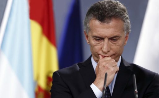 Lunes negro: Se hundió el Merval, se disparó el Riesgo País y subió el dólar