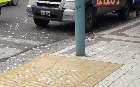 Vivas multó al Mago Tole por tirar papeles en la vía pública