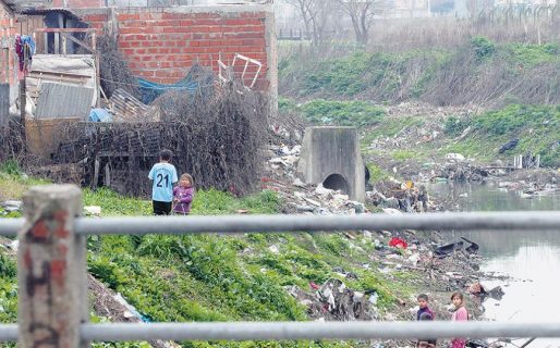 Casi la mitad de niños y adolescentes son pobres