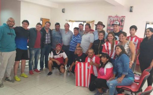 El Club Roca recibió apoyo económico para la colocación de césped sintético