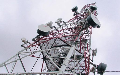 Un decreto de Macri enfrentó a las telefónicas por el control de las frecuencias