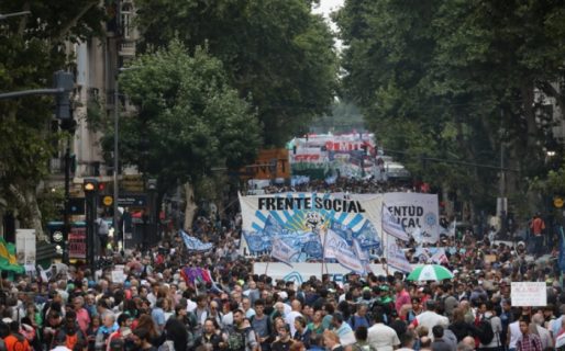 Miles de personas se movilizaron contra los aumentos de los servicios