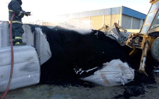 Incendiaron el caucho de la cancha de sintético del Club Roca