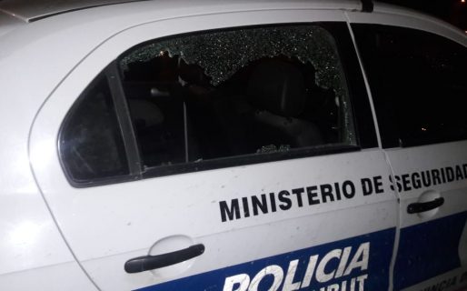 Tomaban en una esquina, llegó la policía y destrozaron el patrullero